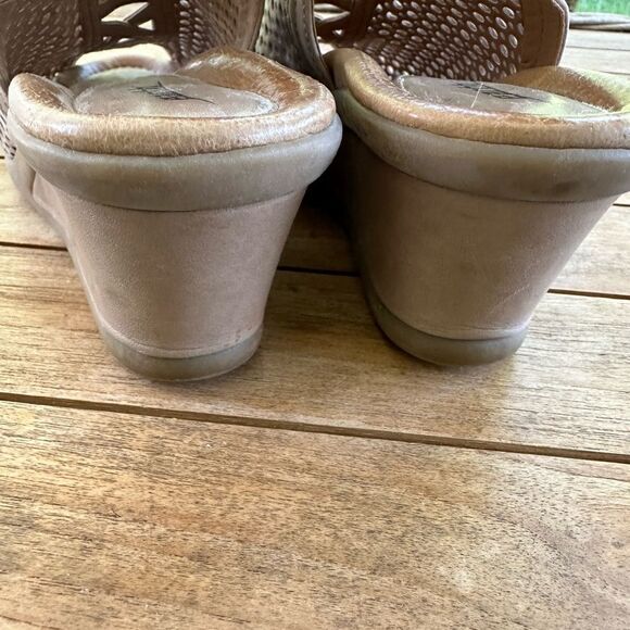 Earth Taupe Calla PerforatedLeather Peep-toe Slingback Sandal 7.5 - Picture 4 of 9